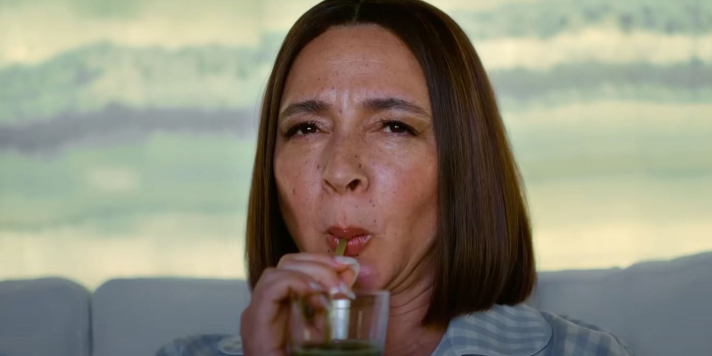 Molly (Maya Rudolph) nippt in Staffel 2 von Loot an einem Drink.