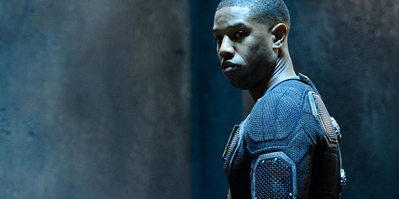 Michael B. Jordan blickt in Fantastic Four 2015 zur Seite