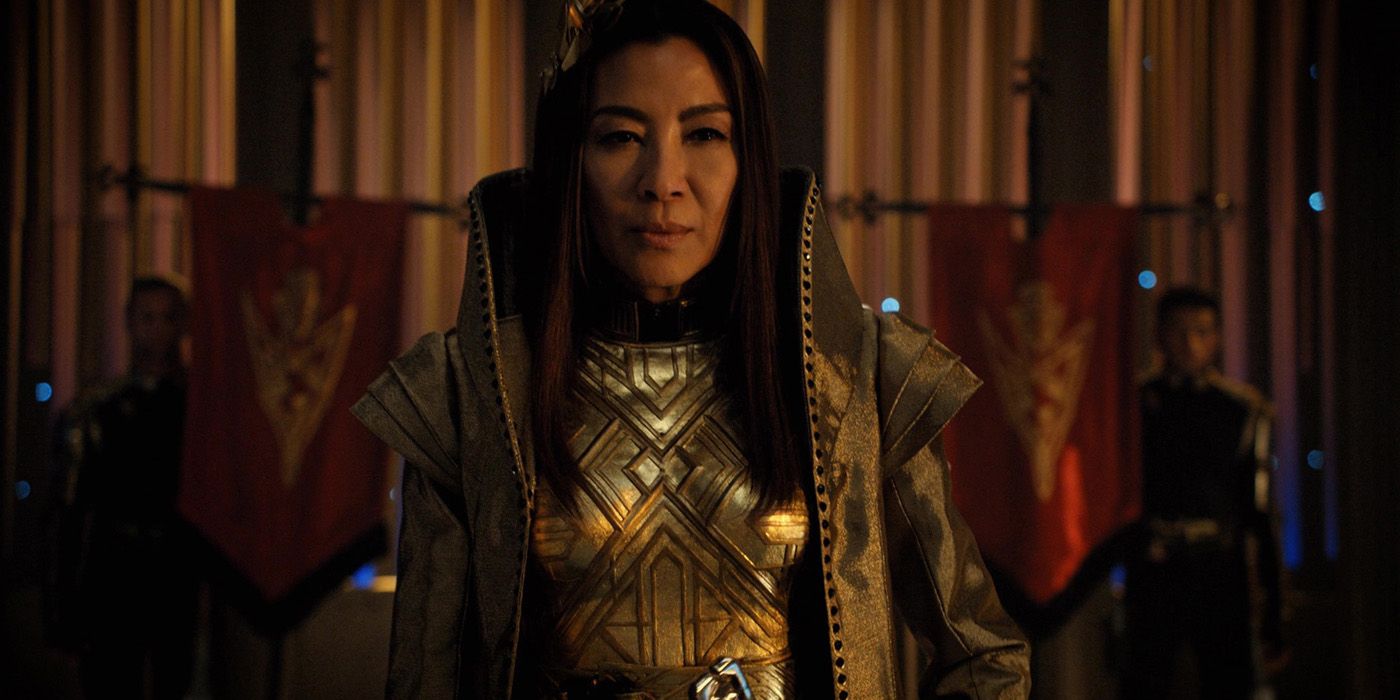 Michelle Yeoh como el emperador Philip Georgiou con armadura en Star Trek Discovery