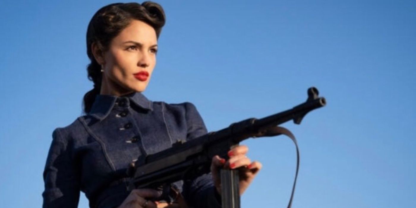 Eliza Gonzalez dispara uma arma no Ministério da Guerra Ungentlemanly