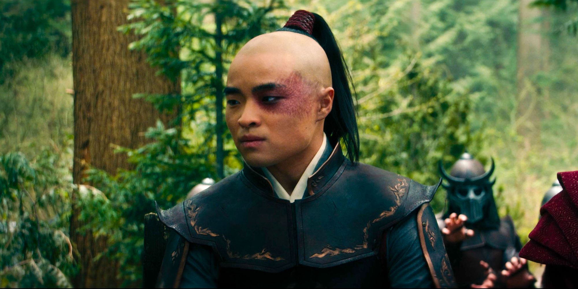 Dallas James Liu como el Príncipe Zuko de Avatar The Last Airbender en la jungla con soldados 