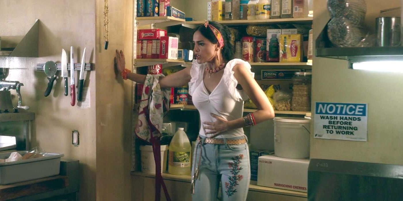 Eiza Gonzalez como Carlala segurando a barriga em Welcome to Marwen.@._V1_