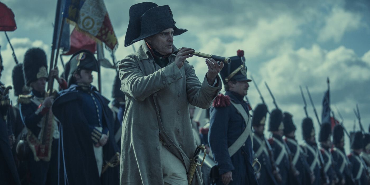 Napoleón (Joaquin Phoenix) con sus soldados preparándose para la batalla en la película Napoleón