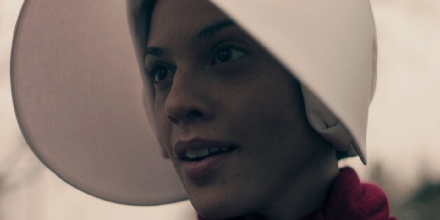 Ofglen 2 'Lillie Fuller' (Tattiawna Jones) sorrindo em The Handmaid's Tale.