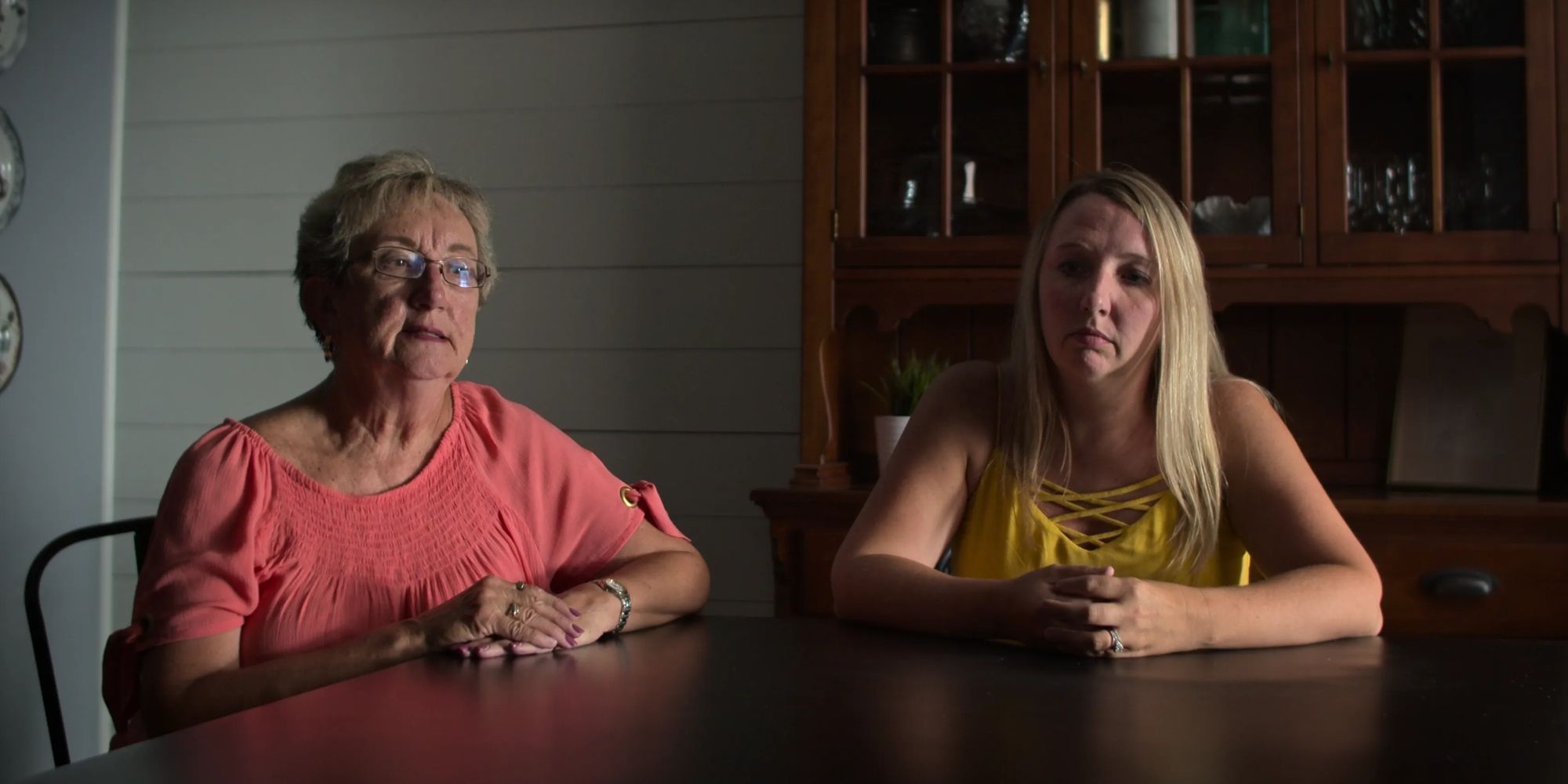 Duas mulheres sentadas à mesa no documentário Pai Nosso