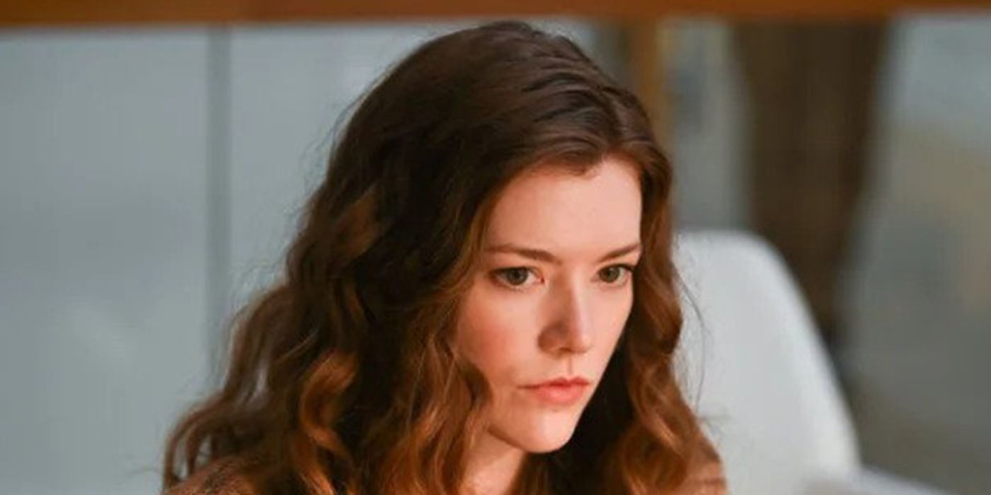 Phoebe (Molly Kunz) serius dan menulis dalam 