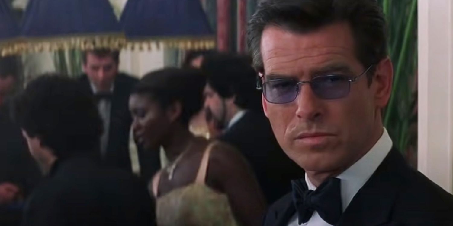 Pierce Brosnan como James Bond usando óculos de raio X em The World Is Not Enough.