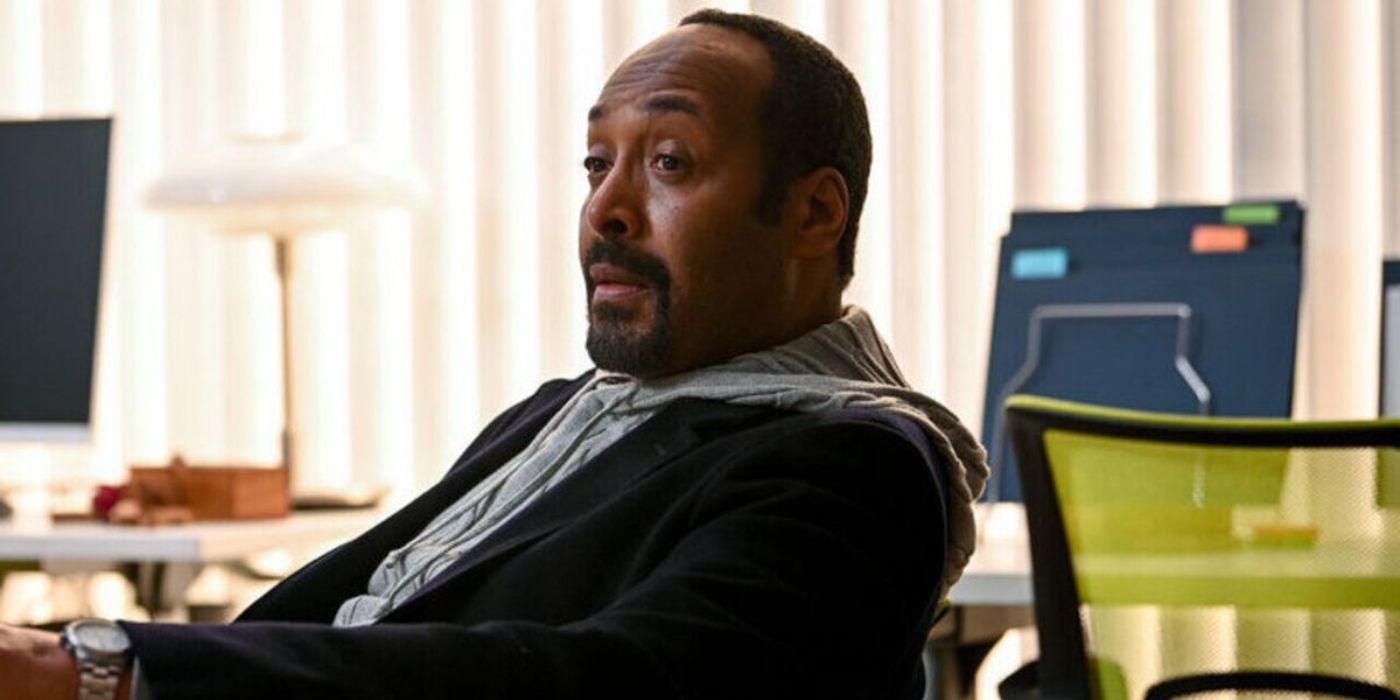 Professor Alec Mercer (Jesse L. Martin) sentado e surpreso em The Irrational.