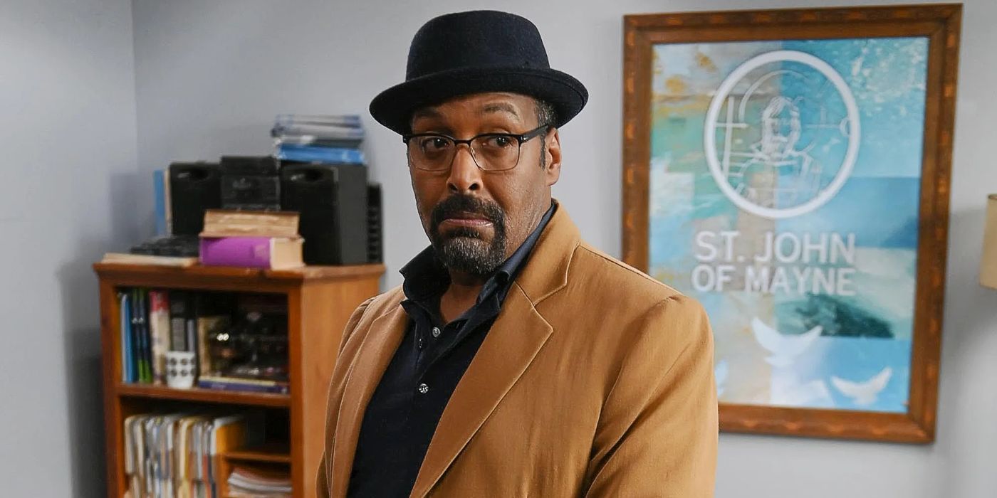 El profesor Alec Mercer (Jesse L. Martin) lleva un sombrero y mira a alguien desde la pantalla. 