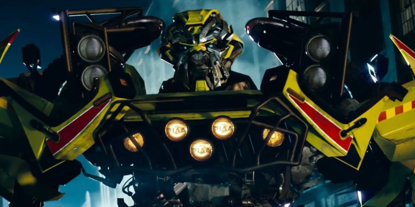 Ratchet de Transformers segurando suas armas.