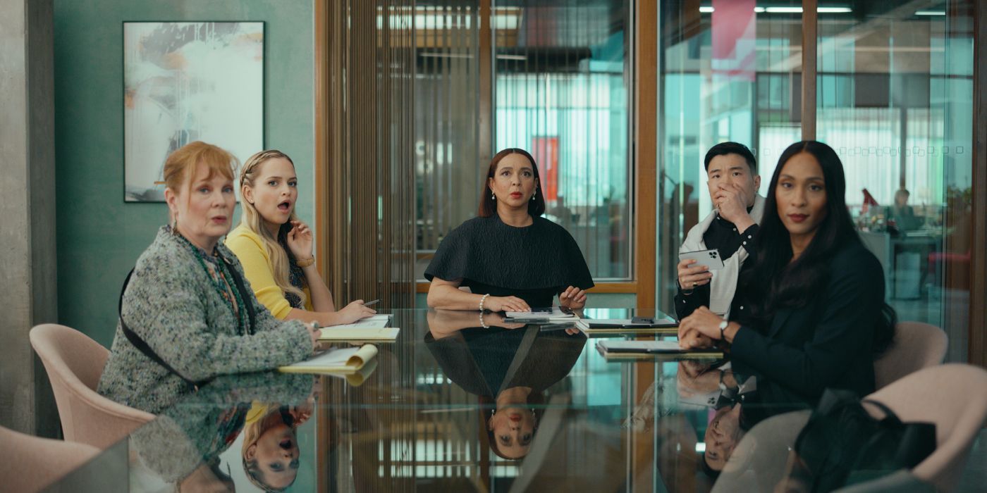 Rhonda (Meagen Fray), Ainsley (Stephanie Styles), Molly (Maya Rudolph), Nicholas (Joel Kim Booster) e Sofia (Michaela Jaé Rodriguez), todos sentados em uma mesa na segunda temporada de “Loot”