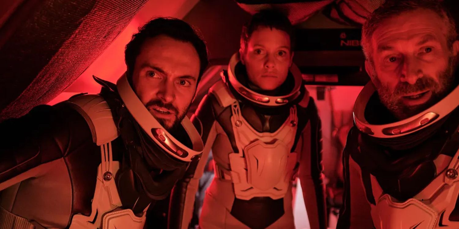 Hannah Wagner (Julia Franz Richter), Gavin Abbott (George Blagden) e Dimitri Krylow (Mark Ivanir) parecem exasperados a bordo da estação espacial em Rubikon