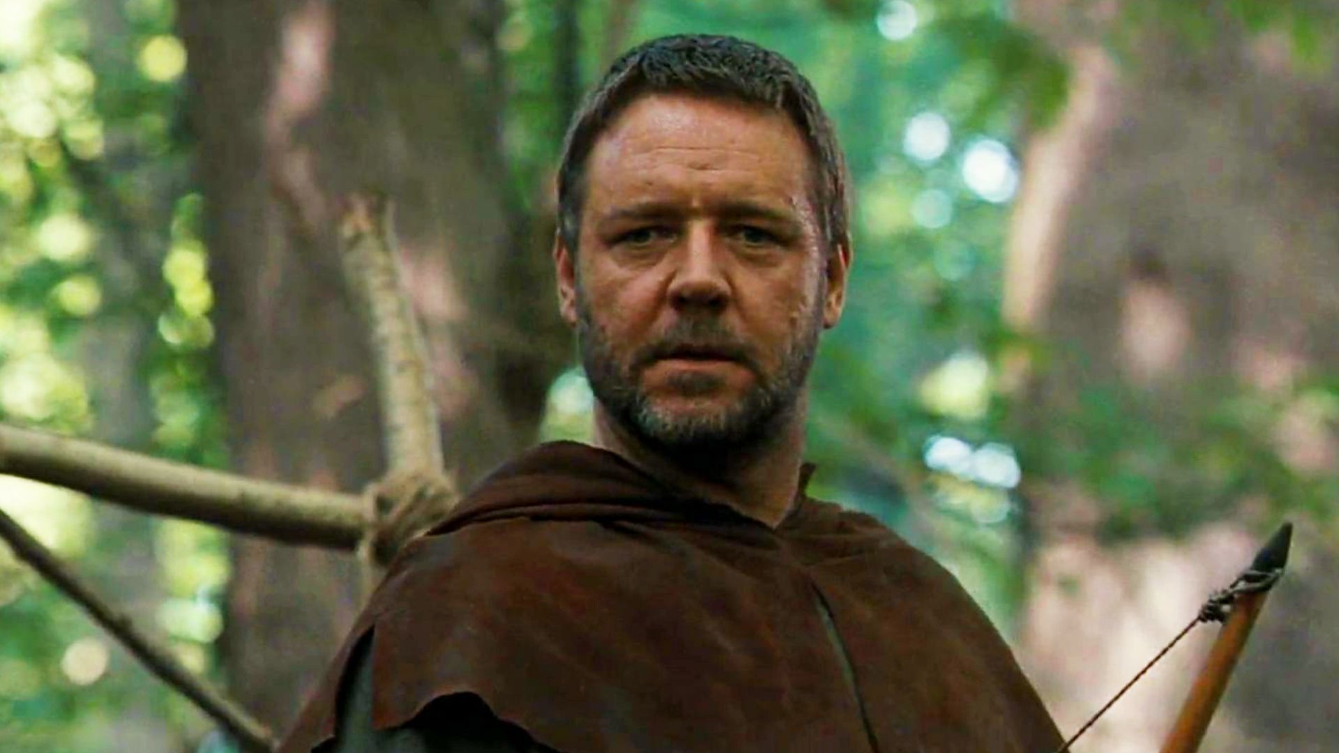 Russell Crowe looking concerned as Robin in Robin Hood