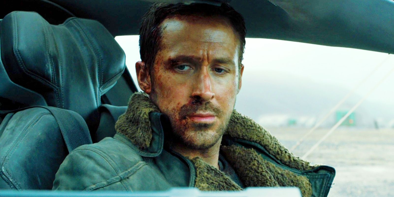 Ryan Gosling como Agente K em seu carro em Blade Runner 2049