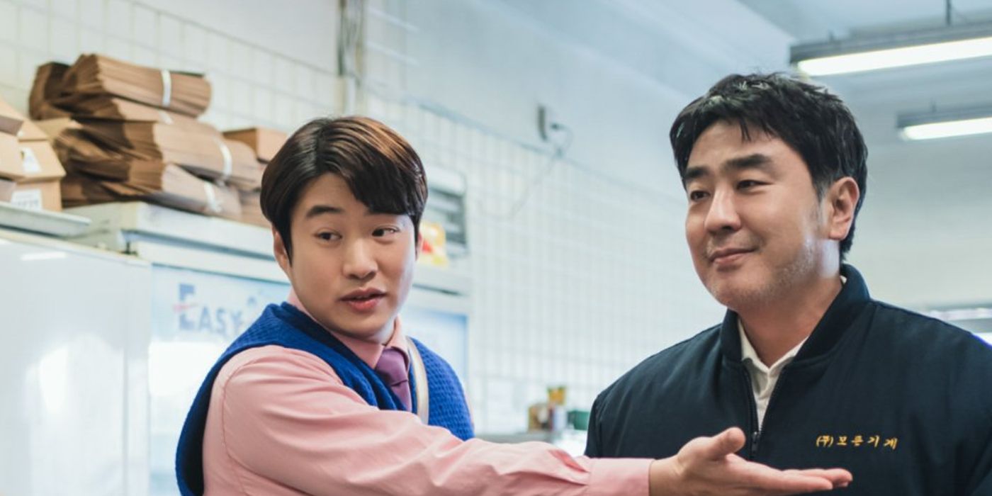 Ryu Seung-ryong sorri enquanto Ahn Jae-hong aponta para ele em Chicken Nugget