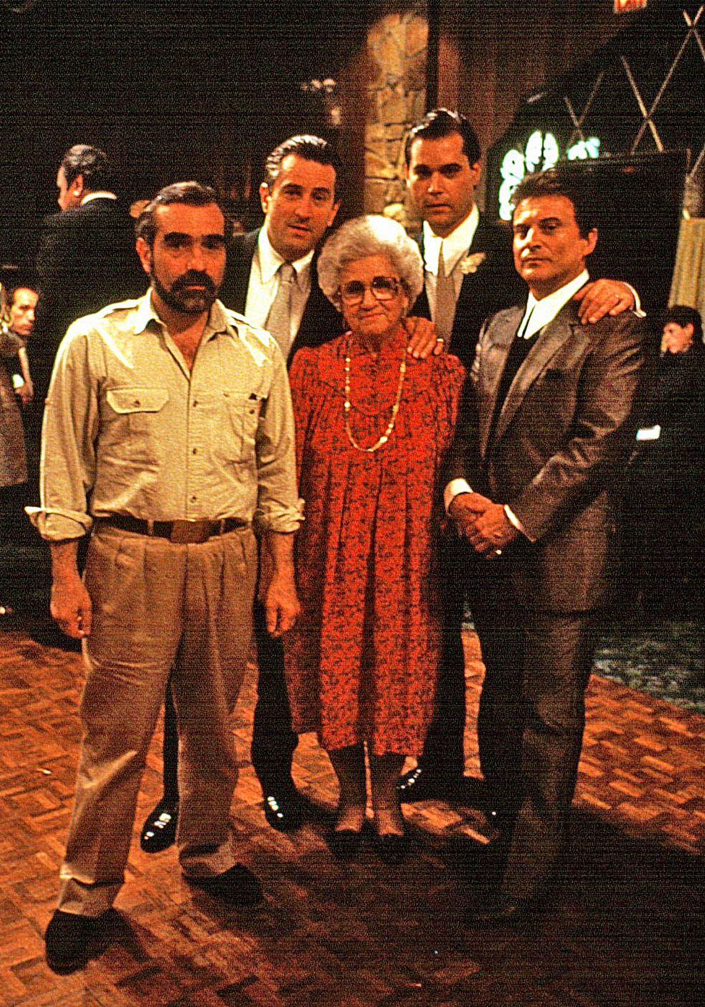 Martin Scorsese com sua mãe, Robert De Niro, Ray Liotta e Joe Pesci no set de Goodfellas