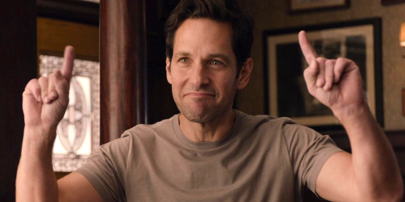 Paul Rudd como Scott Lang en Ant-Man levantando sus manos en una pose de "número 1"