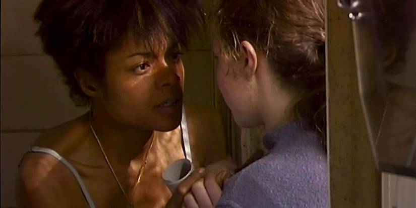 Naomi Harris and Megan Burns as Selena and Hannah in 28 Days Later