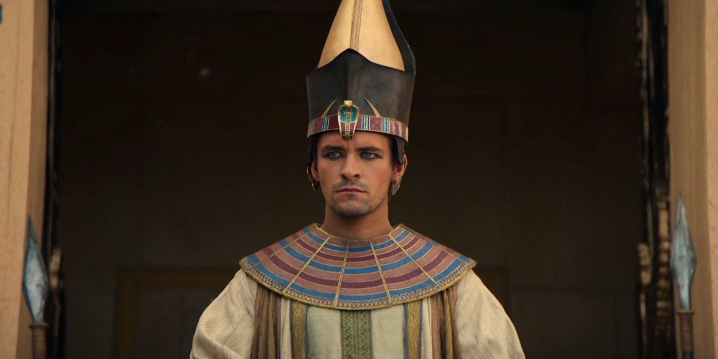 Alexandre vestindo roupas de faraó egípcio em Alexander: The Making of a God.