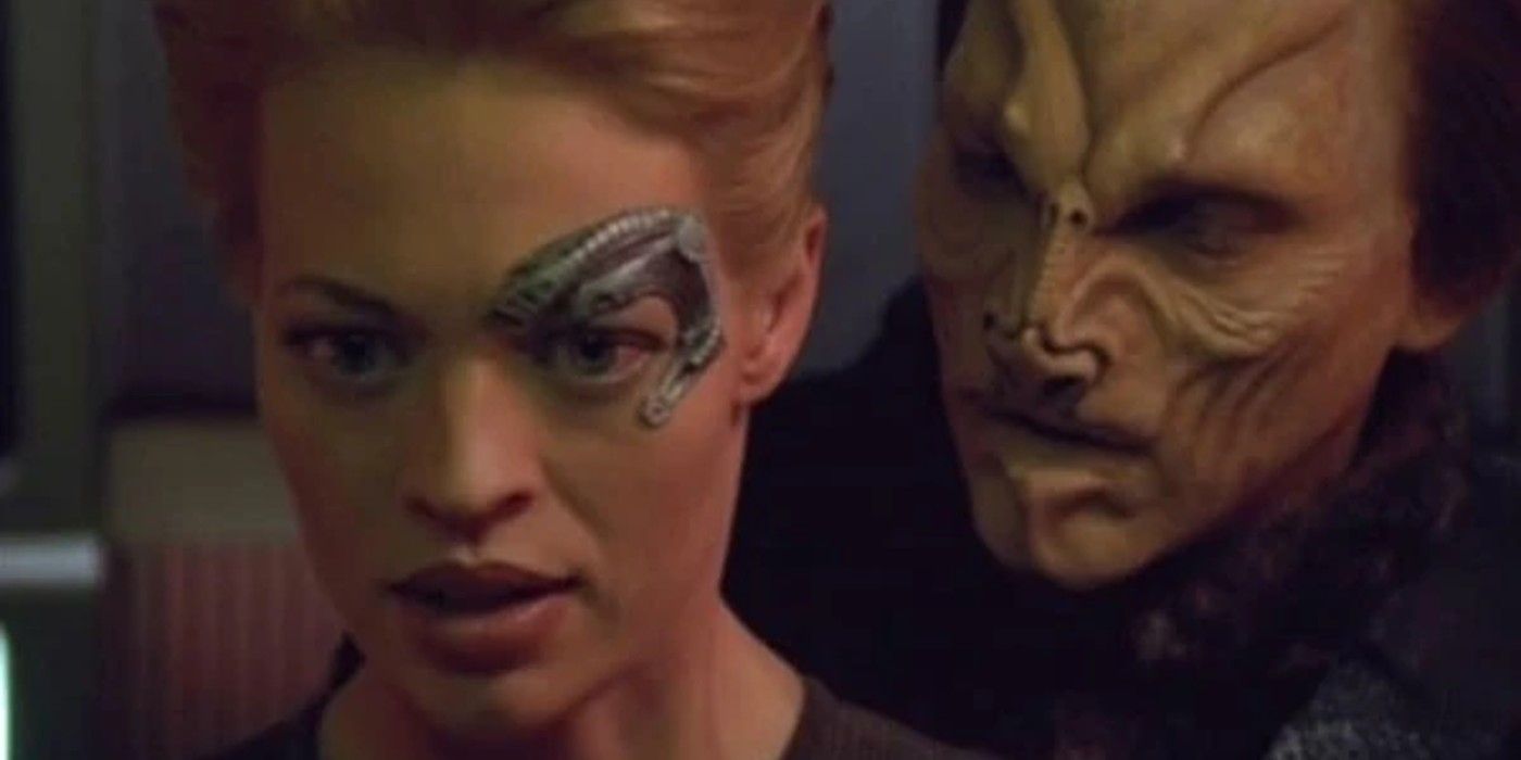 Seven of Nine é provocado por um alienígena desconhecido enquanto estava no turboelevador no episódio "One" de Star Trek: Voyager