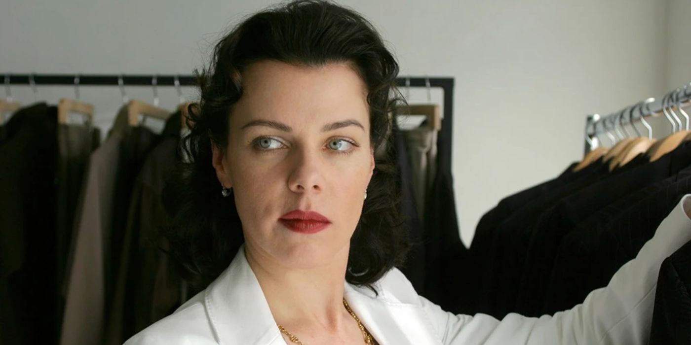 Shauna (Debi Mazar) está mirando por encima del hombro en Entourage.