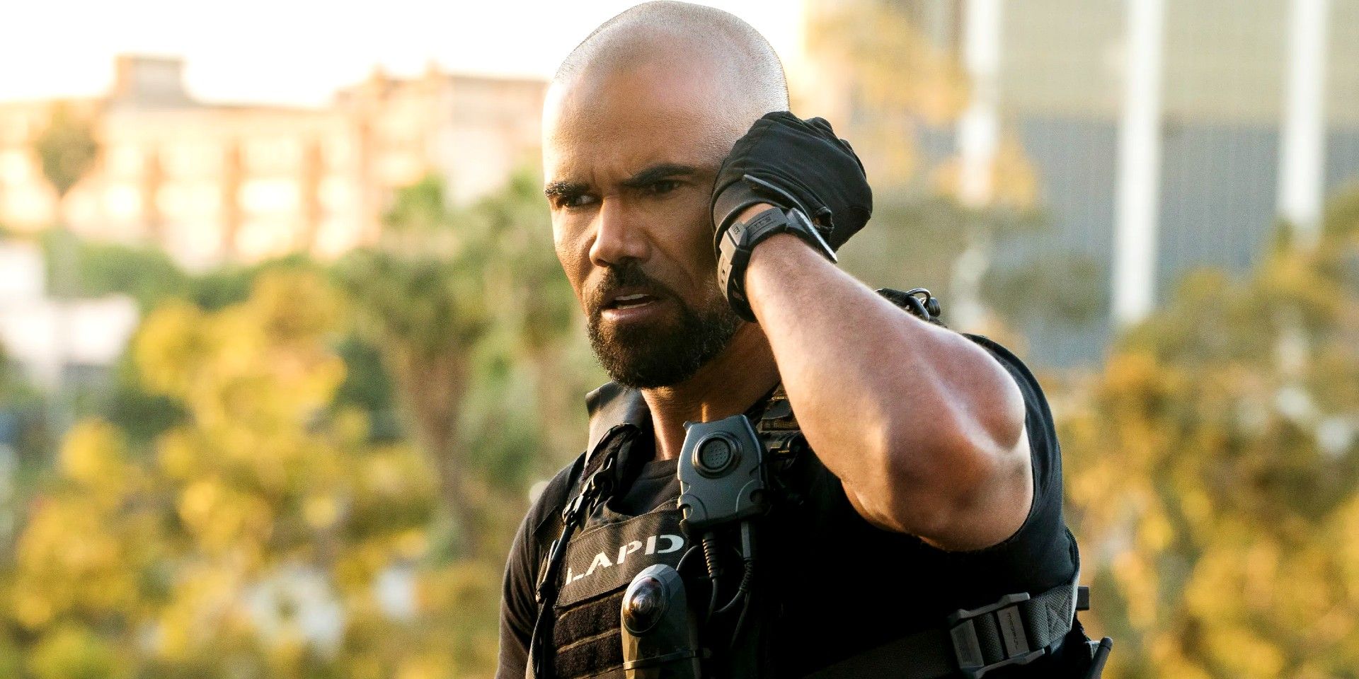 Shemar Moore como Hondo habla con alguien de SWAT