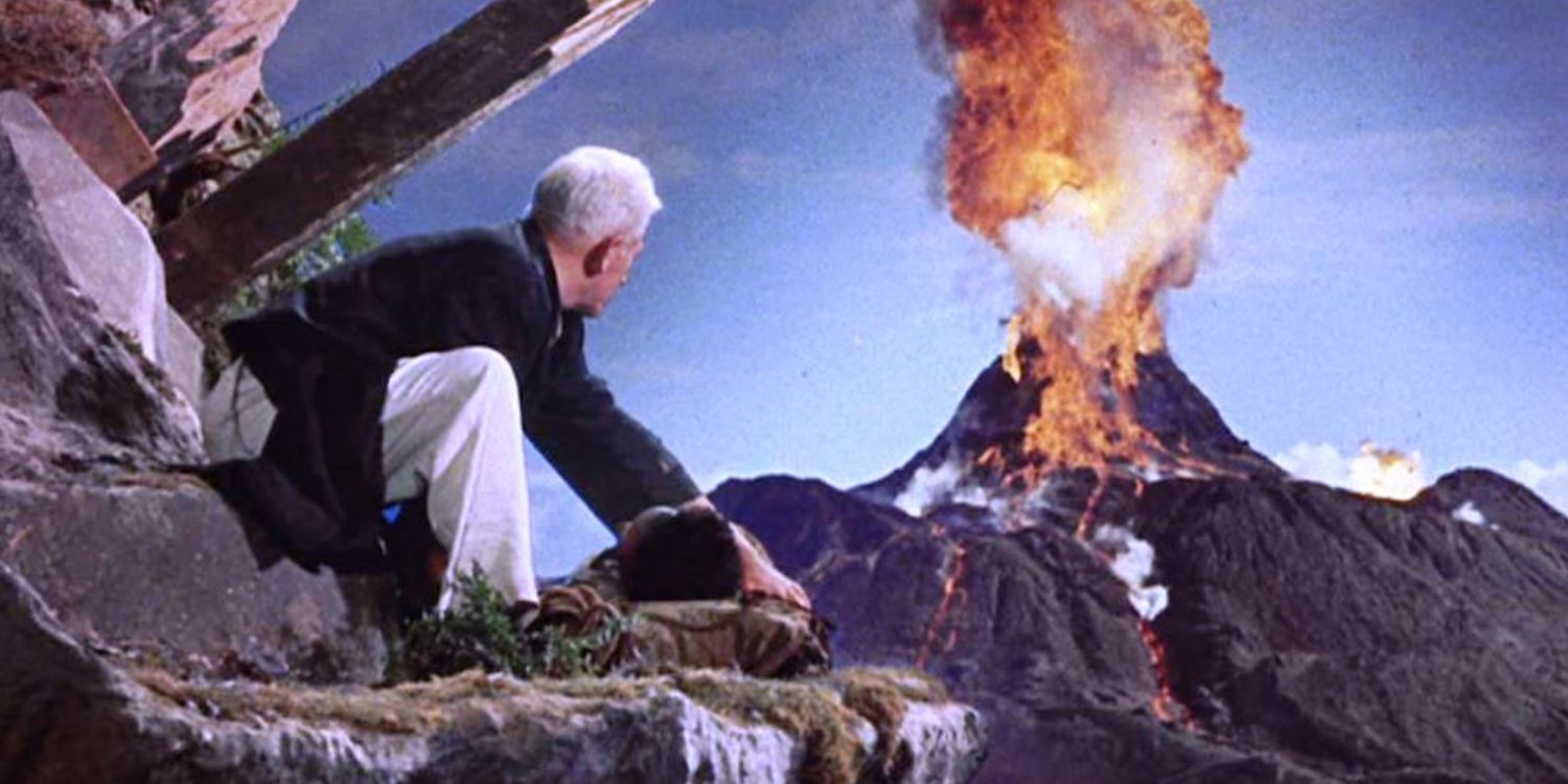 Spencer Tracy como Padre Matthew Doonan olha de longe para o vulcão em erupção em O Diabo às 4 Horas