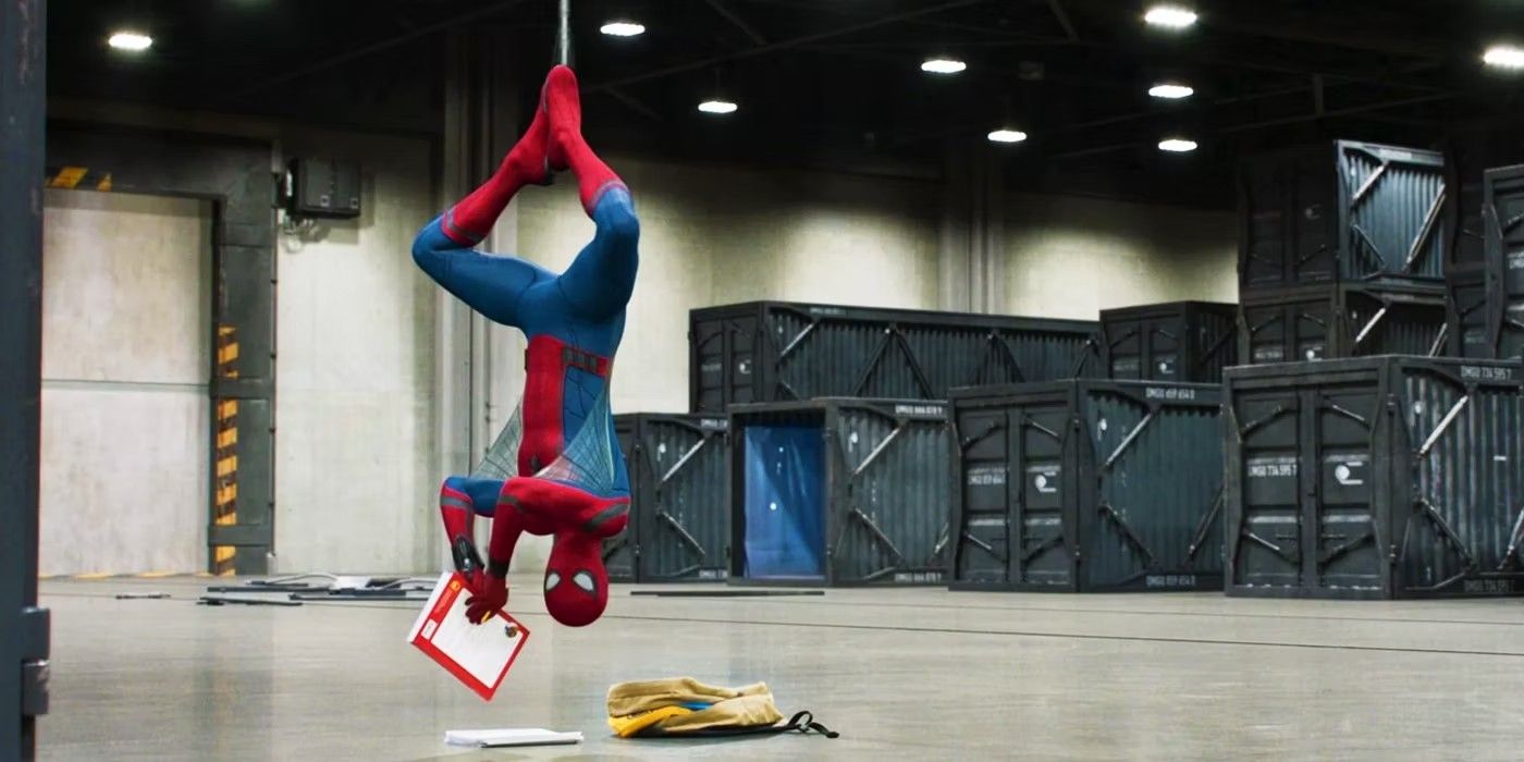 Homem-Aranha de cabeça para baixo em uma instalação de controle de danos em Spider-Man Homecoming
