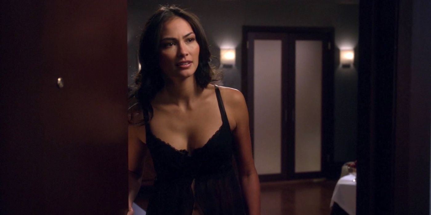 Stacy (Caitlin McHugh) opening a door surprised in Law and Order SVU.