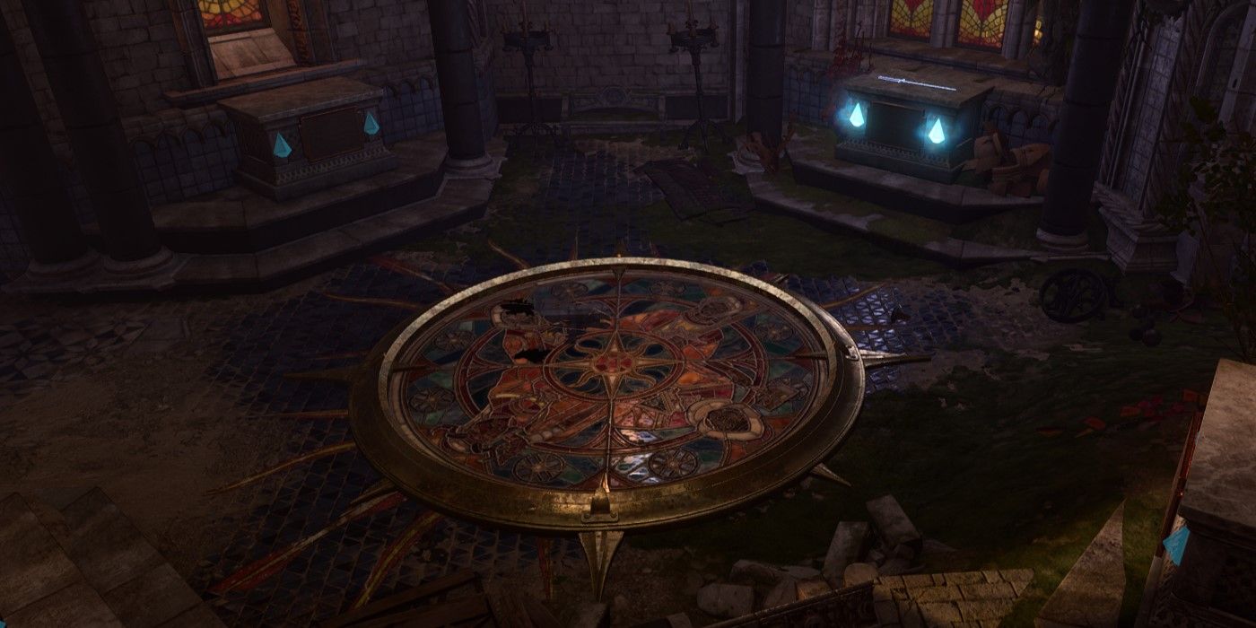 Vitral circular representando quatro Dawnmasters, um quarto dos quais está quebrado.  A nordeste e noroeste do vidro estão dois pedestais, o nordeste tem uma espada brilhante no topo e dois cristais brilhantes embutidos em sua frente.