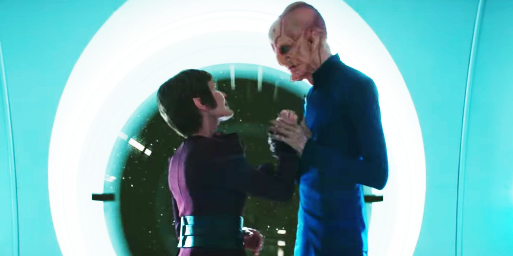 Doug Jones como Saru e Tara Rosling como T'Rina de mãos dadas em Star Trek: Discovery 5ª temporada