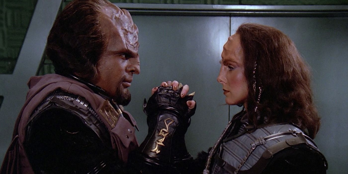 This Worf Scene In Star Trek: The Next Generation's Very First Episode Set Up His Entire Character Arc