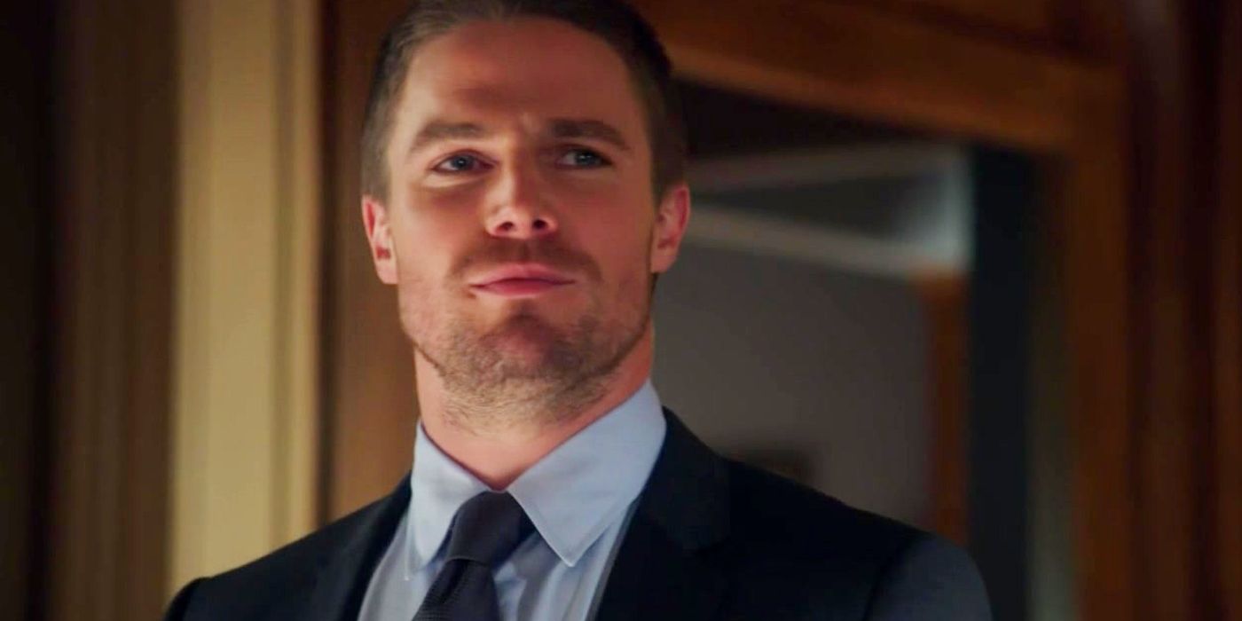 Stephen Amell como Oliver Queen vestindo um terno na 1ª temporada de Arrow