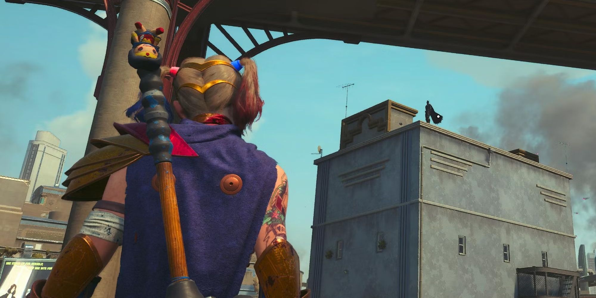 Batman observa Harley Quinn (em sua roupa de Mulher Maravilha) de um telhado