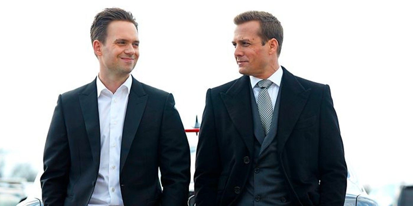 Harvey e Mike sorrindo juntos na 5ª temporada de Suits