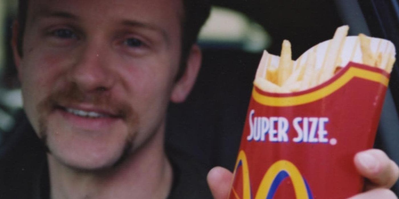 Morgan Spurlock segurando batatas fritas em Supersize Me