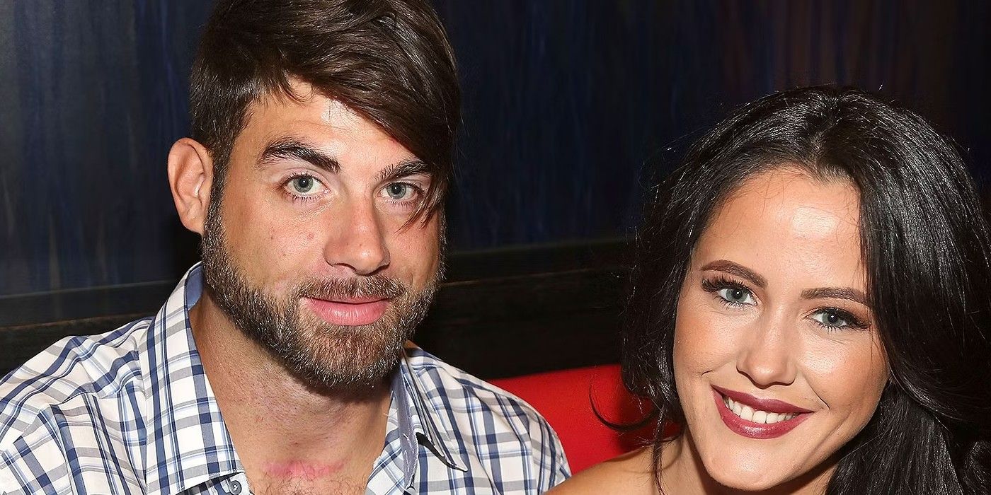 Mãe adolescente é estrelada por Jenelle Evans e David Eason sorrindo em um sofá vermelho.