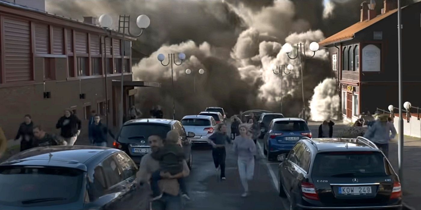 People running away from a cloud of smoke in the Netflix film The Abyss.