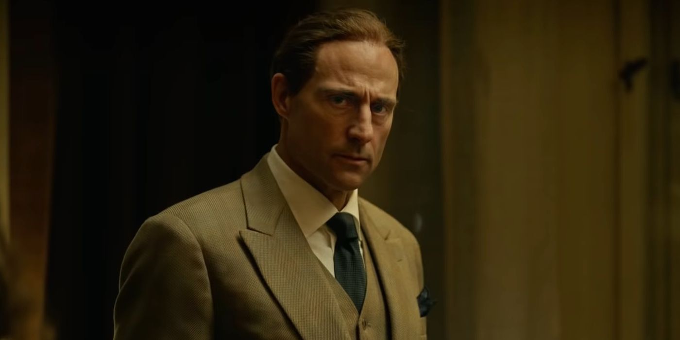 Mark Strong como Werner Heisenberg em The Catcher Was A Spy vestindo um terno