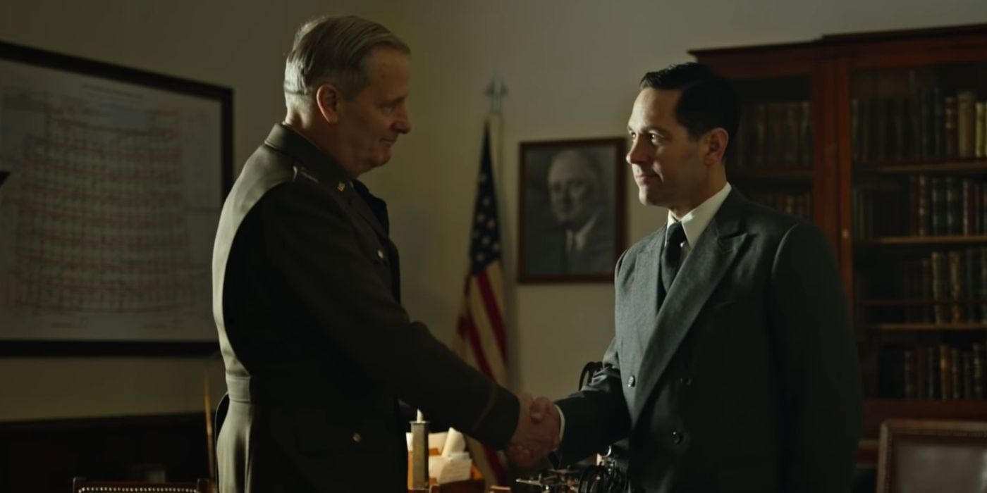 Jeff Daniels como Bill Donovan e Paul Rudd como Moe Berg apertando as mãos em The Catcher Was A Spy.