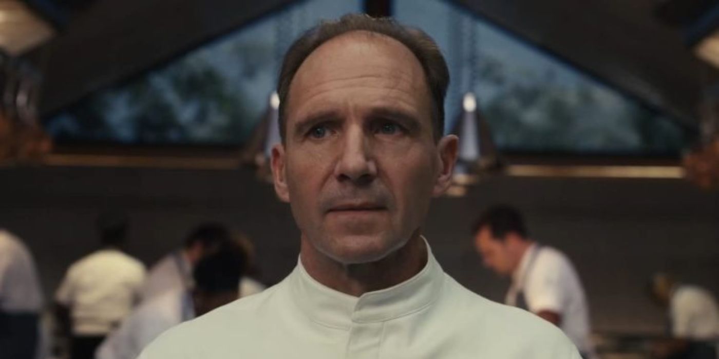 Ralph Fiennes como Chef Slowik dirigindo-se aos clientes no The Menu