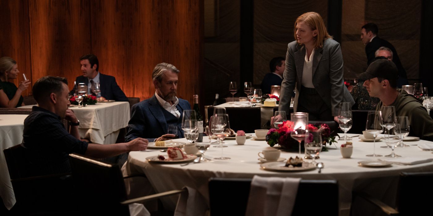 Os irmãos Roy sentados em uma mesa de ensaio vazia com Connor (Alan Ruck) parecendo triste no episódio 2 da 4ª temporada de Succession.