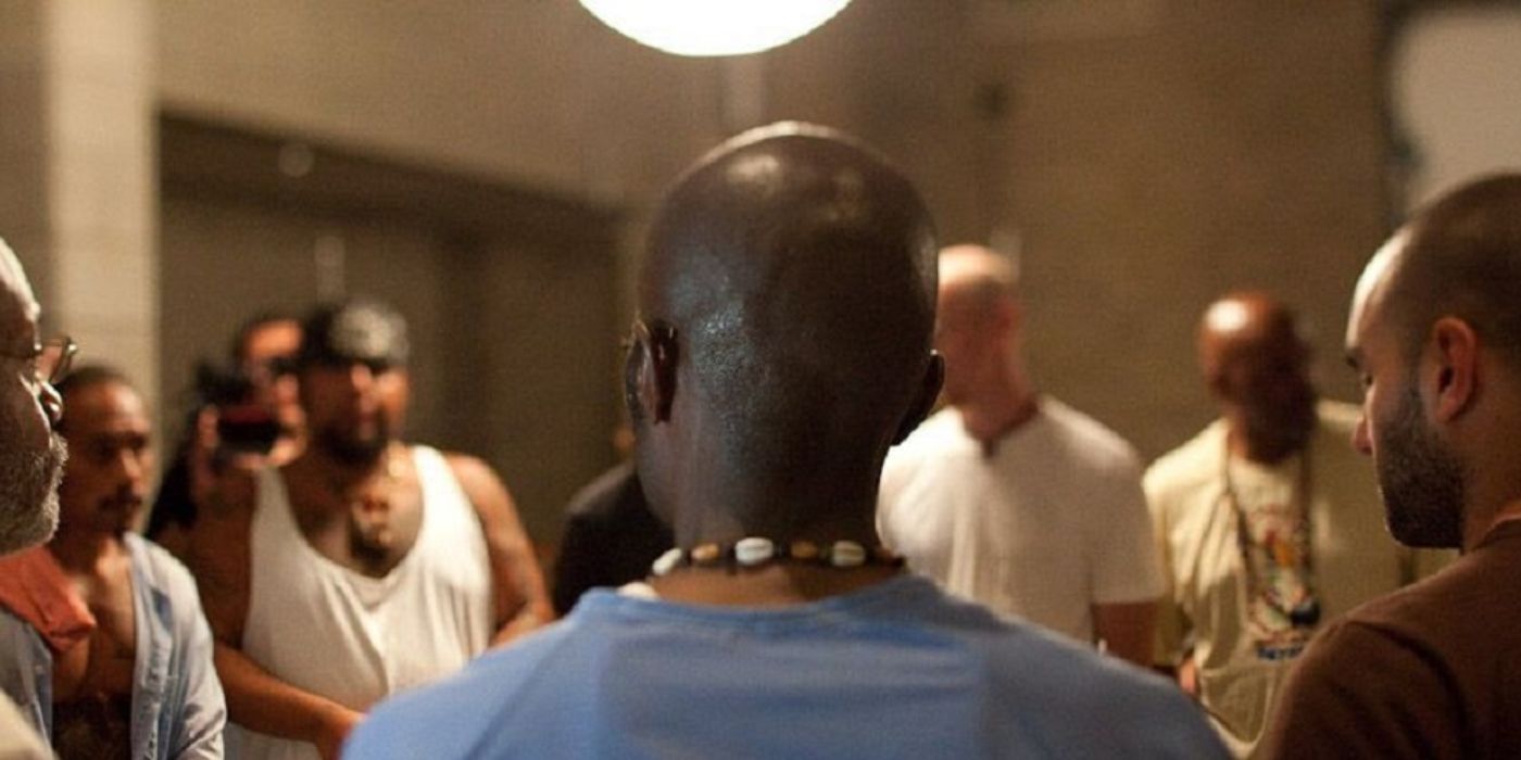 Um homem de costas na prisão de Folsom no documentário The Work
