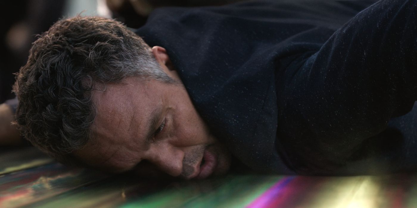 Mark Ruffalo como Bruce Banner deitado no Bifrost em Thor: Ragnarok