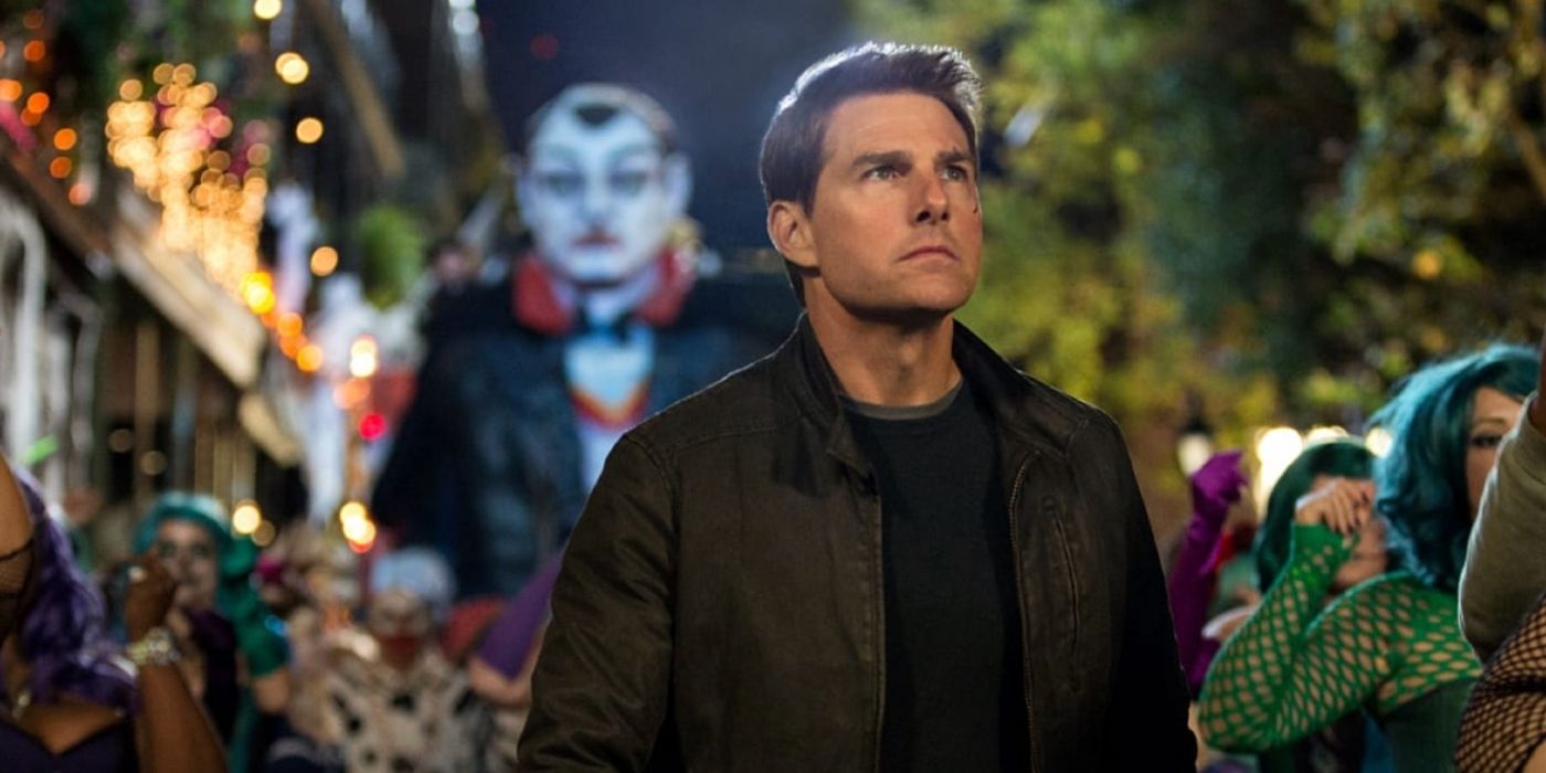 Tom Cruise as Jack Reacher looking serious in a parade in Jack Reacher: Never Go Back