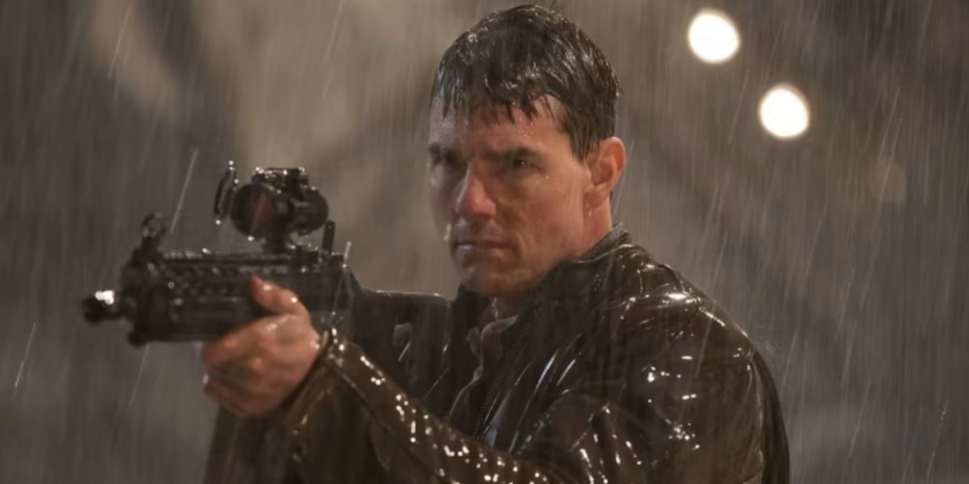 Tom Cruise segurando uma arma na chuva torrencial em Jack Reacher: Never Go Back