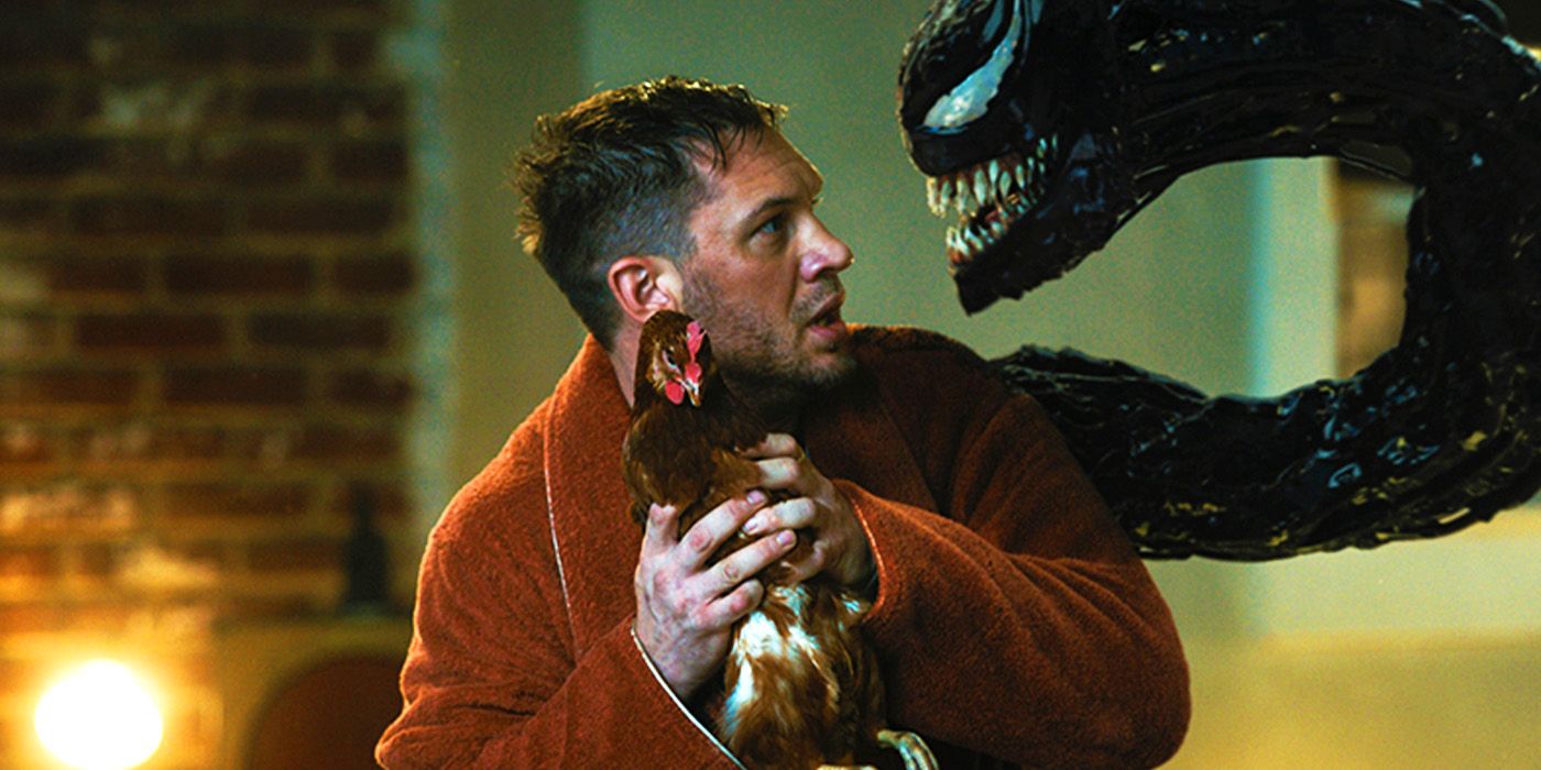 Eddie Brock de Tom Hardy com uma galinha falando com Venom em Venom