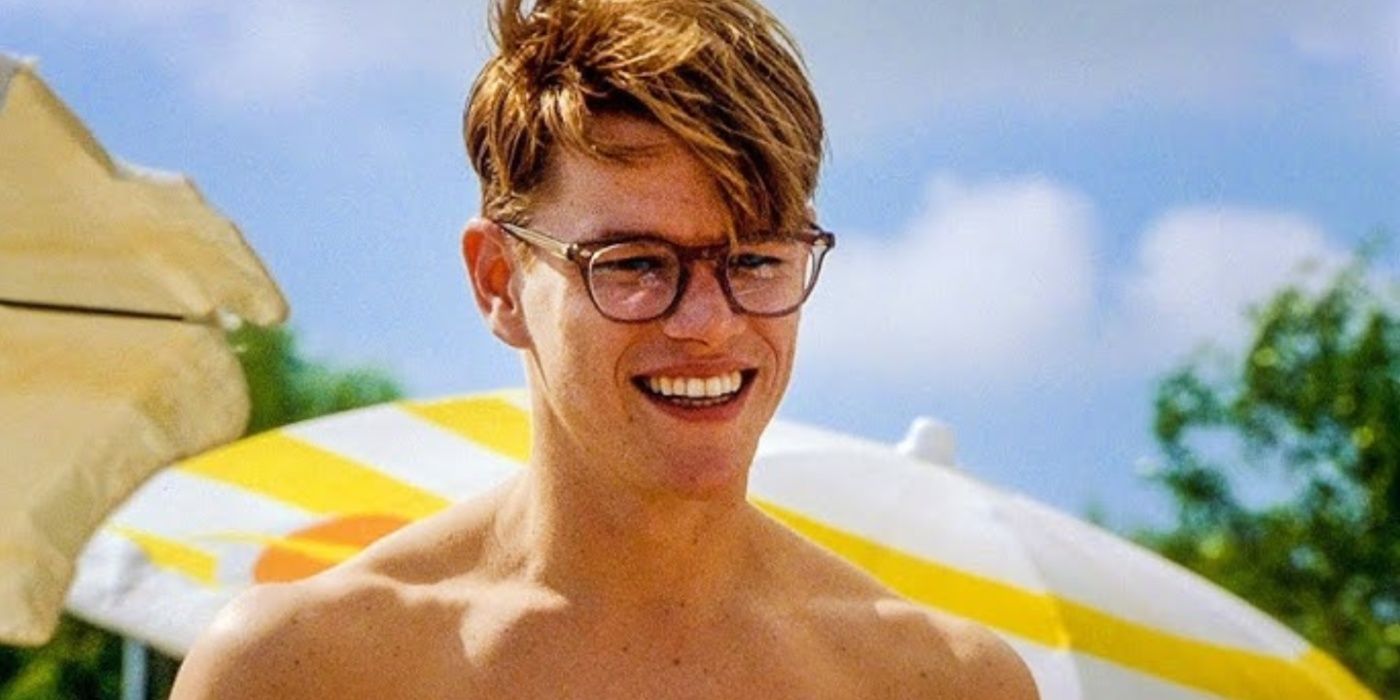 Tom Ripley (Matt Damon) at a beach smiling in The Talented Mr Ripley-1