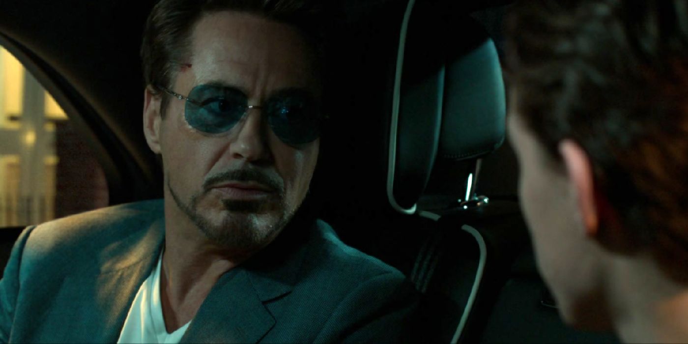 Robert Downey Jr. como Tony Stark e Tom Holland como Peter Parker falando no carro em Homem-Aranha: De Volta ao Lar