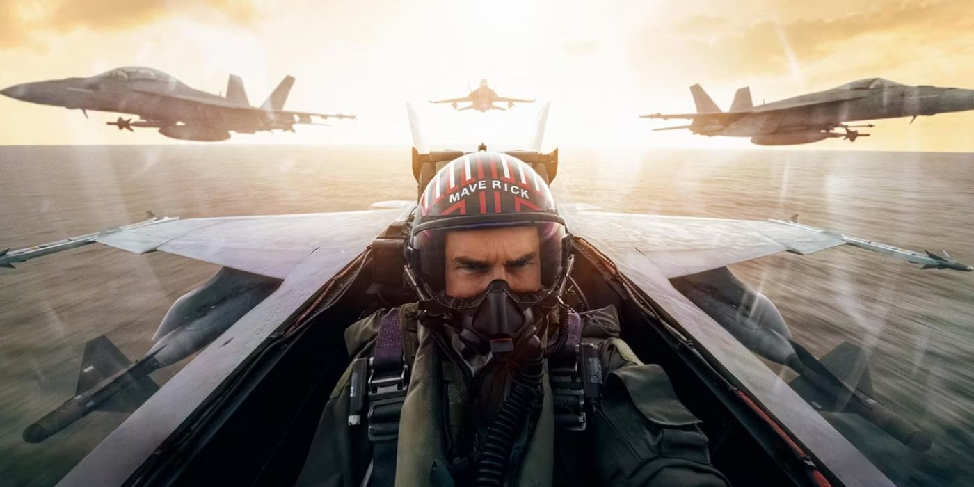 Tom Cruise como Pete Maverick dentro de uma aeronave em Top Gun: Maverick.